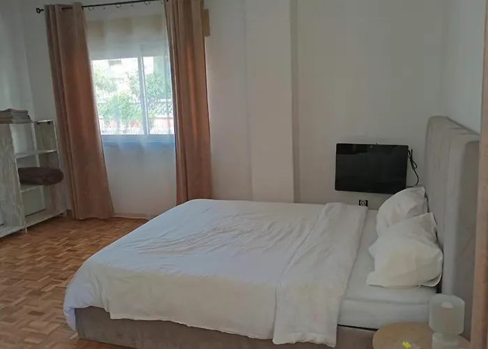 Rooms 10 Mins Walk From Train Station!