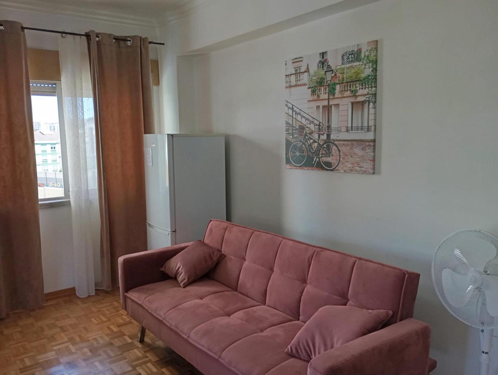 10 Mins Walk From Train Station! *