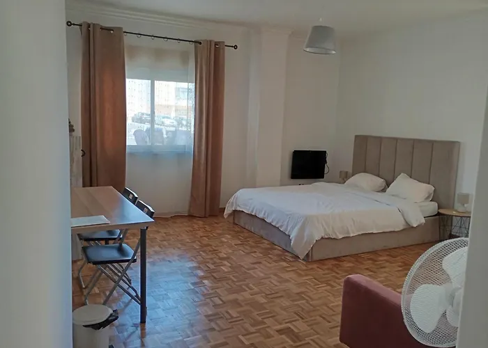 Rooms 10 Mins Walk From Train Station!