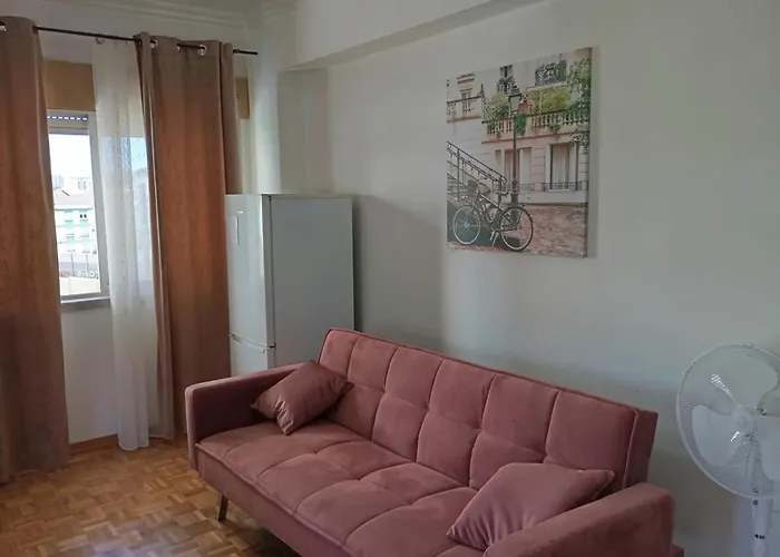 Rooms 10 Mins Walk From Train Station!