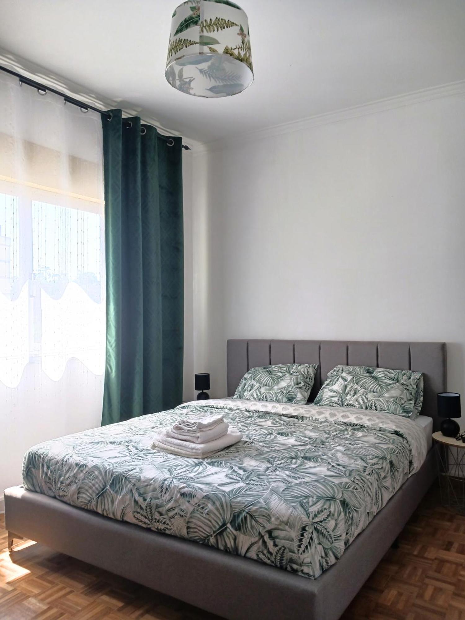 10 Mins Walk From Train Station! Homestay Agualva-Cacem