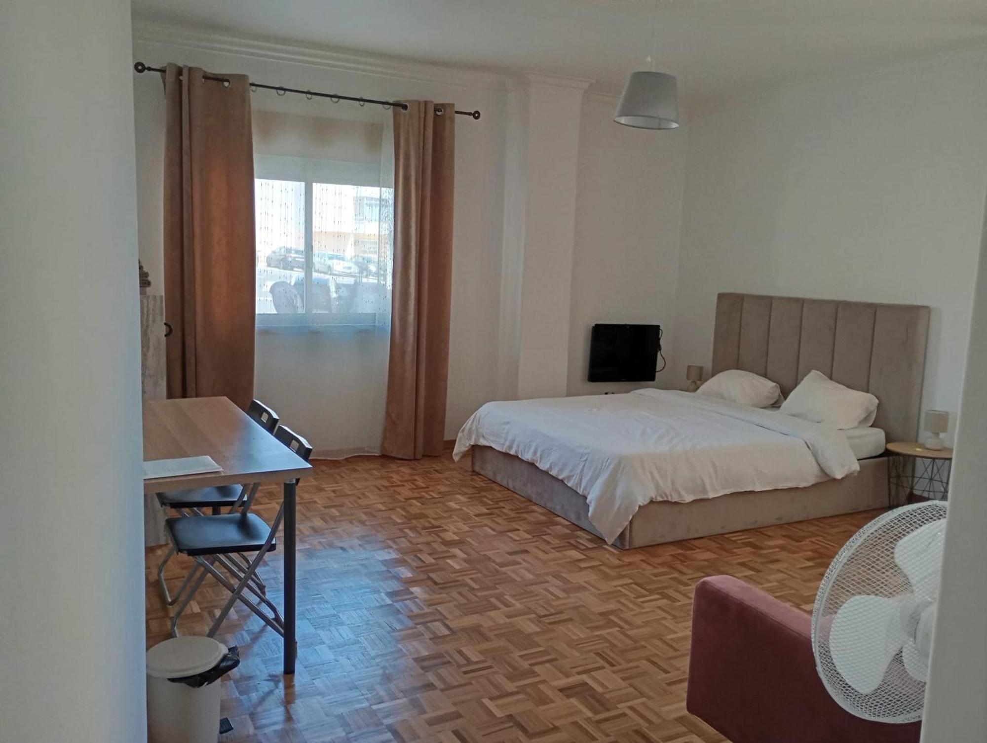 10 Mins Walk From Train Station! Homestay Agualva-Cacem